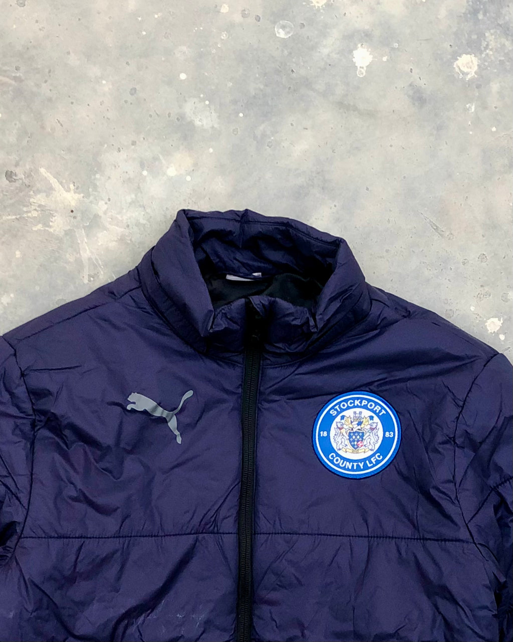 Puma Team Liga Light Jacket – Peacoat (Stockport County LFC) – Men’s Small – Premium Condition