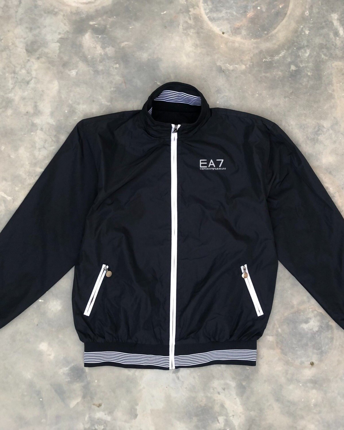 Black Lightweight Windbreaker – Men’s Large Black Lightweight Windbreaker – Men’s Large