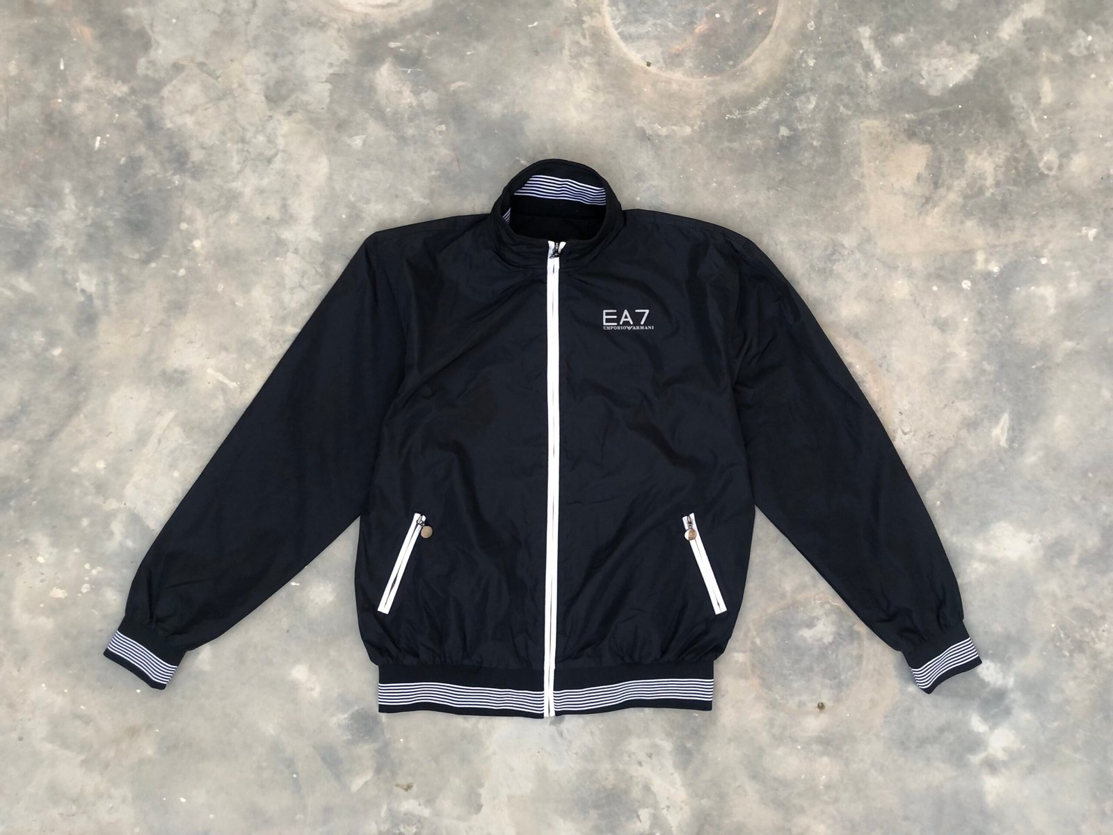 Black Lightweight Windbreaker – Men’s Large – photo 2 Black Lightweight Windbreaker – Men’s Large — photo 2