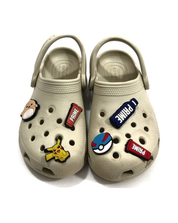 Crocs Classic Clogs – Beige with Jibbitz Charms – size C 10