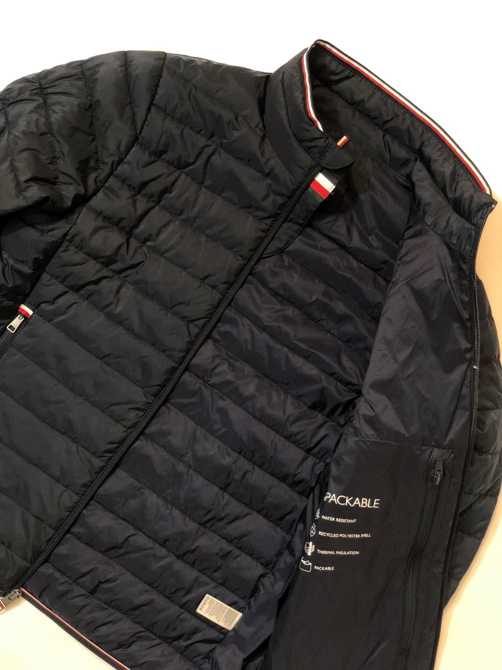 Tommy Hilfiger Lightweight Packable Jacket – Men’s US Small – photo 7 Tommy Hilfiger Lightweight Packable Jacket – Men’s US Small — photo 7