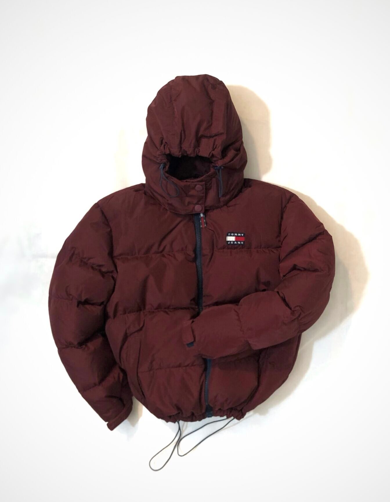 Tommy Jeans Alaska Puffer Jacket Burgundy – photo 1 Tommy Jeans Alaska Puffer Jacket Burgundy, men’s medium — photo 1