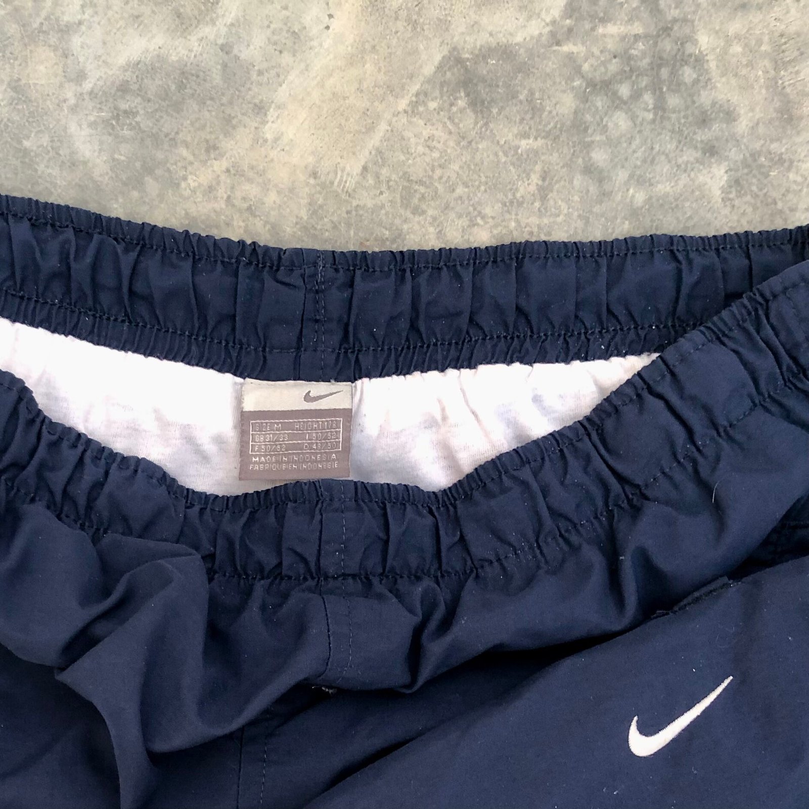 Vintage Nike Y2K Baggy Nylon Windbreaker Track Pants | Men | Navy Blue – photo 2 Vintage Nike Y2K Baggy Nylon Windbreaker Track Pants | Men | Navy Blue — photo 2