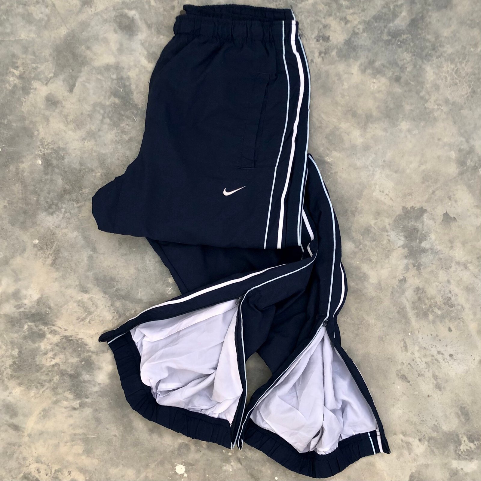 Vintage Nike Y2K Baggy Nylon Windbreaker Track Pants | Men | Navy Blue – photo 3 Vintage Nike Y2K Baggy Nylon Windbreaker Track Pants | Men | Navy Blue — photo 3