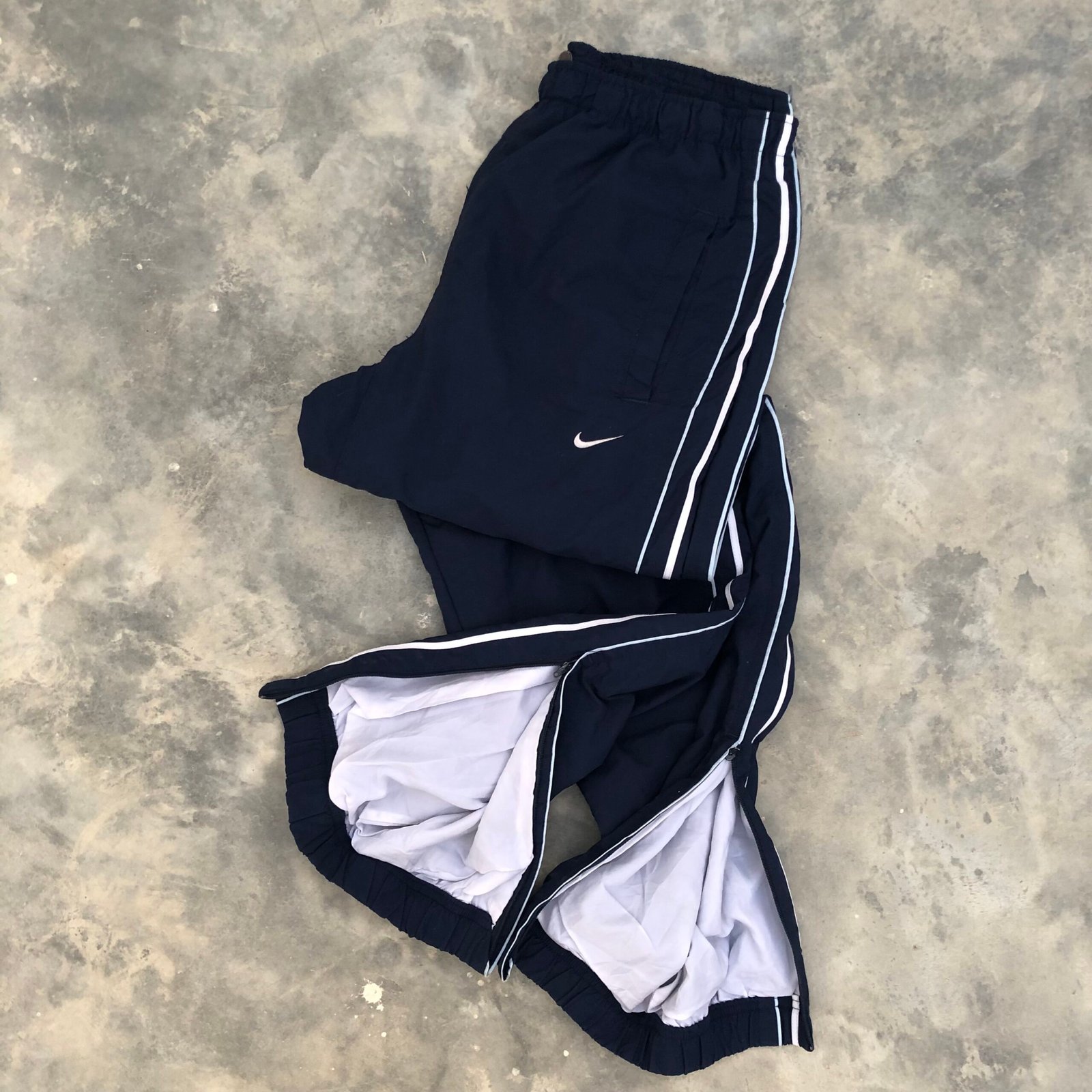 Vintage Nike Y2K Baggy Nylon Windbreaker Track Pants | Men | Navy Blue – photo 4 Vintage Nike Y2K Baggy Nylon Windbreaker Track Pants | Men | Navy Blue — photo 4